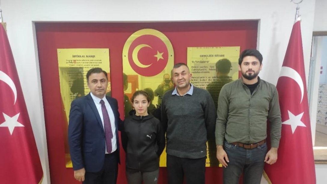 İlçe Milli Eğitim Müdür V. Sayın Mehmet Selim ŞAHİN, U16 Bayanlar Milli Takımına seçilen Kerime Kaymaz'ı makamında kabul etti.