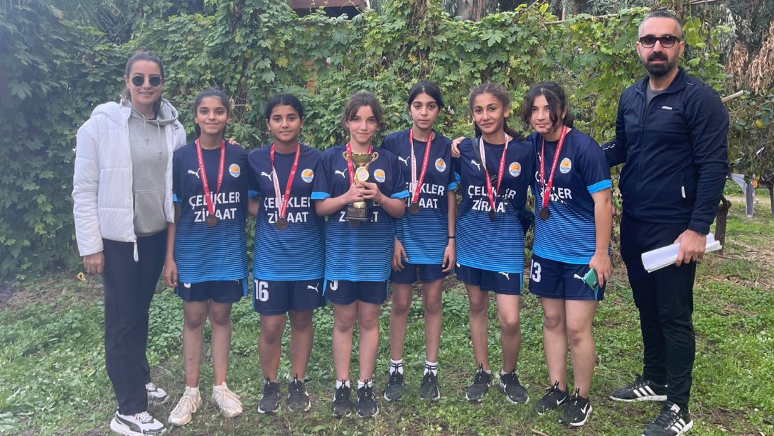 Tuzla Ortaokulu Kız Öğrencilerinin Kros Yarışması Başarısı ;